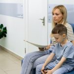 Osamely zamestnanec s dietatom ziskal od januara viac volna na sprevadzanie k lekarovi