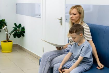 Osamely zamestnanec s dietatom ziskal od januara viac volna na sprevadzanie k lekarovi
