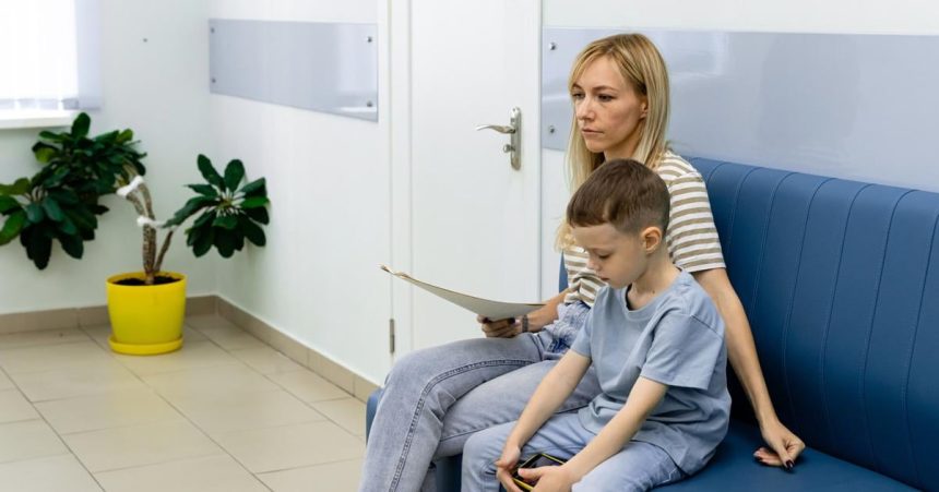 Osamely zamestnanec s dietatom ziskal od januara viac volna na sprevadzanie k lekarovi