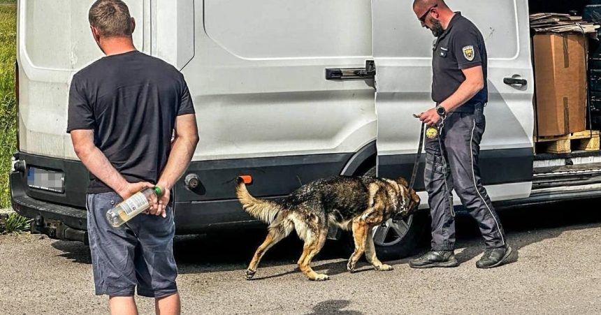 Policajti vykonali osobitnu kontrolu pri vychodnej hranici okrem inho hladali drogy