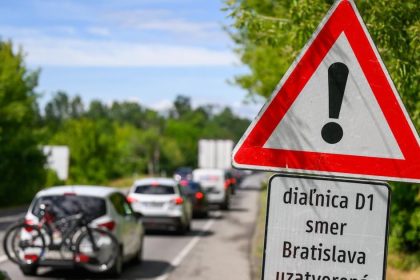 Policia obmedzila vyjazd z Ivanky pri Dunaji pre plynulu premavku