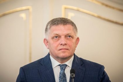 Premier sa postavil na obranu syna Agentura Smer v ktorej je Fico ml konatelom nenaklada s verejnymi financiami