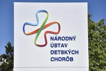 Siamske dvojcata podstupili prvu operaciu zvladli ju bez komplikacii