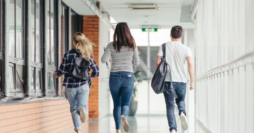 Skoly a rodicia sa zaoberaju tym ako sa prihlasit do systemu ePrihlasky Co robit ak dieta neprijali na vysnivanu skolu Ma zmysel podat odvolanie otazky a odpovede