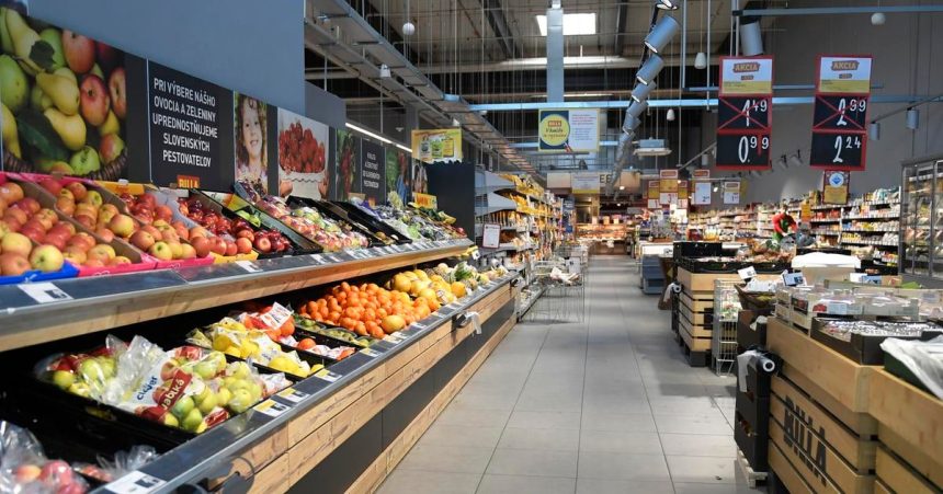 Slovaci od pandemie minaju podla analytika viac na potraviny a menej na energiu