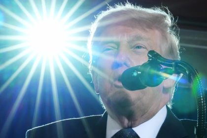 Trump oslavl osemdesiatku s MMA a inflaciou Jeho nepopularita znepokojila aj republikanov