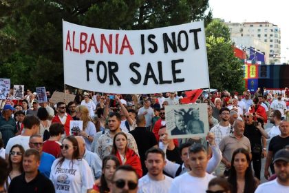 V Albansku protestovali proti dalsiemu luxusnemu stavebnemu projektu