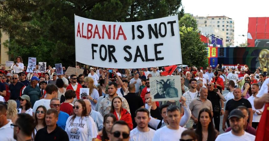 V Albansku protestovali proti dalsiemu luxusnemu stavebnemu projektu