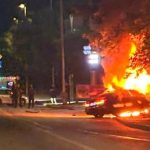 V Petrzalke sa po naraze do stlpa vznietilo auto