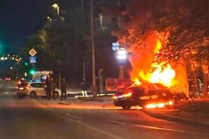 V Petrzalke sa po naraze do stlpa vznietilo auto