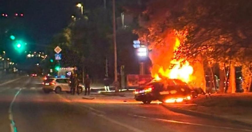 V Petrzalke sa po naraze do stlpa vznietilo auto