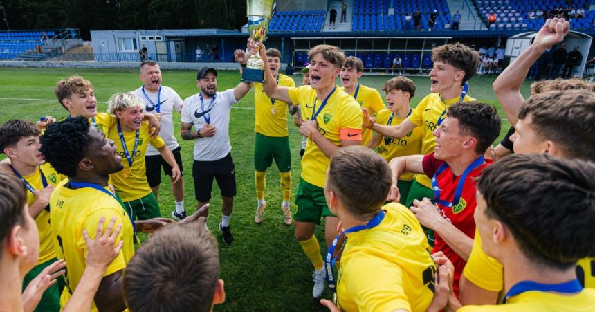 Vitazna rozlucky s trenrom Futbalisti Ziliny oslavuju triumf v Cesko slovenskom pohari