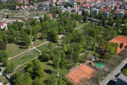 Z historickeho parku zmizlo takmer 150 stromov nasleduje obnova Po mesiacoch je opat otvoreny