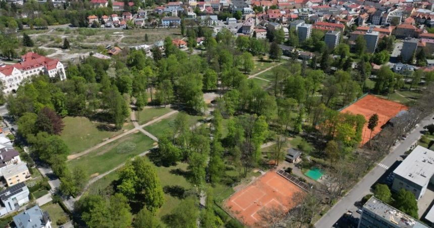 Z historickeho parku zmizlo takmer 150 stromov nasleduje obnova Po mesiacoch je opat otvoreny