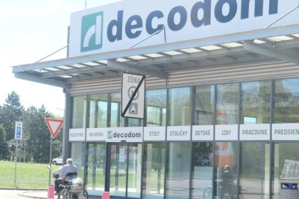 Zamestnanci Decodomu mozu pozadat o davky Klucova podmienka je splnena ale par dni musia pockat