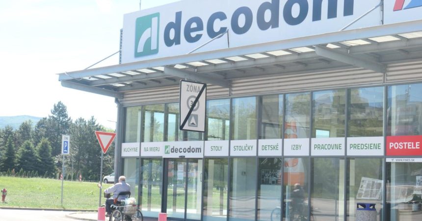 Zamestnanci Decodomu mozu pozadat o davky Klucova podmienka je splnena ale par dni musia pockat