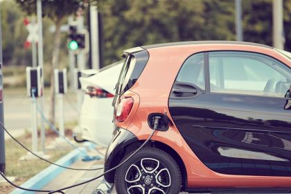 biznis s elektrickymi autami lider na trhu preraba kazdy rok miliony zachranuju ho akcionari