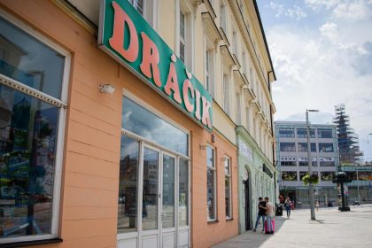 najhorsis vysledok za desat rokov a prepustanie dracik slabne pochybne prispevky pokracuju v pribudani