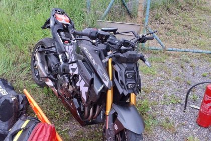 nehoda motorkara v belej po naraze do zvodidiel sa ocitol v starostlivosti zachranarov