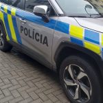 Agresivny muz skomplikoval zasah zachranarov kladivom ohrozoval svoju partnerku aj policiju