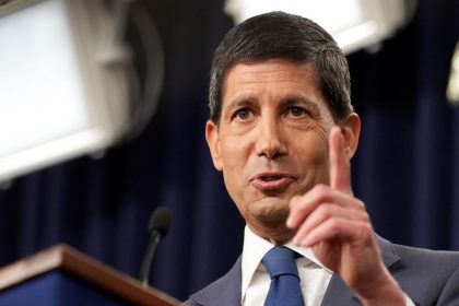 Americke akcie sa vyrazne oslabili Fed ponechal urokove sadzby nezmenene