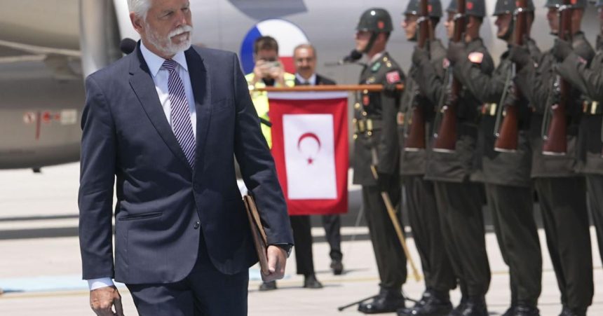 Babiss opat kritizoval Pavla za ucast na samite NATO Prezident ho vyzval na vecnu spolupracu