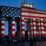Berlin si pripomenul vyrocie nezavislosti USA vo farbach americkej zastavy