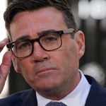Britski labouristi po nastupe Burnhama v prieskumoch dobehu stranu Reform UK