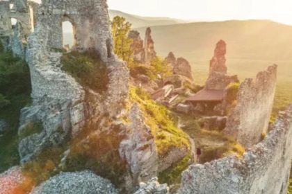 Dve hradne zrucaniny oziju Na jednu sa dostanete zadarmo kyvadlovou dopravou