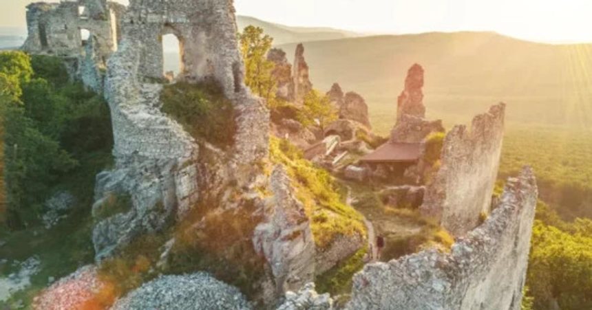 Dve hradne zrucaniny oziju Na jednu sa dostanete zadarmo kyvadlovou dopravou