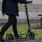 Grecko zakaze jazdu na elektrickych kolobezkach osobam mladsim ako 17 rokov