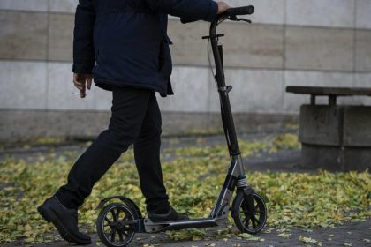 Grecko zakaze jazdu na elektrickych kolobezkach osobam mladsim ako 17 rokov