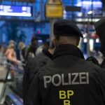 Muz ozbrojeny nozom zadrzal zenu v berlinskom supermarkete