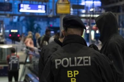 Muz ozbrojeny nozom zadrzal zenu v berlinskom supermarkete