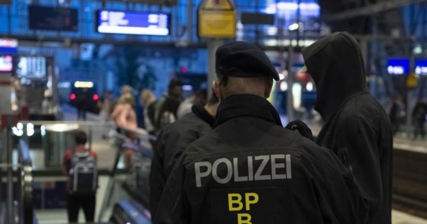 Muz ozbrojeny nozom zadrzal zenu v berlinskom supermarkete