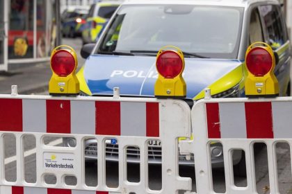 Muz pravdepodobne zadrziava rukojemnikov v banke v nemeckom Regensburgu