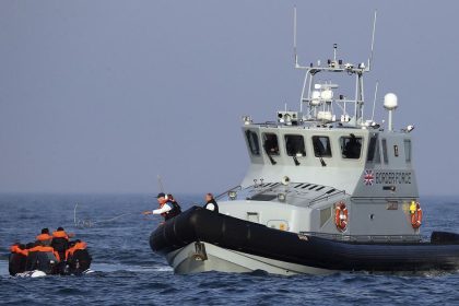 Na jednom clne dorazilo do Britanie cez Lamansky prieliv rekordnych 128 migrantov