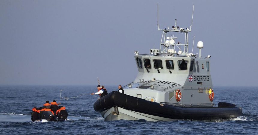 Na jednom clne dorazilo do Britanie cez Lamansky prieliv rekordnych 128 migrantov