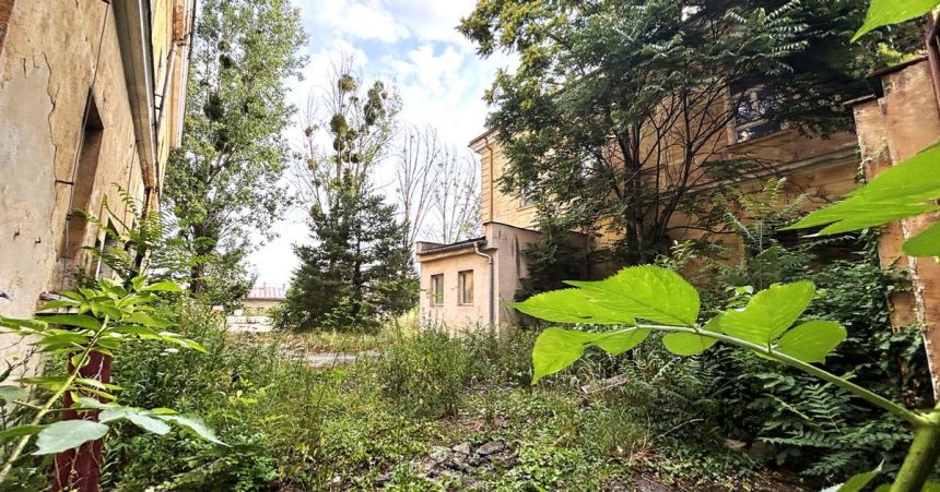 Nesmeli to byt baraky ale vystavne kusy po odchode vojakov zostalo ticho Brownfield po rokoch z mesta zmizne