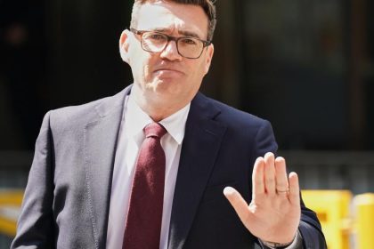 Novym lidrom britskych laboristov sa oficialne stal Andy Burnham