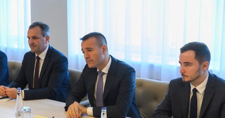 PS vyzyva Druckera aby sa vysporiadal s konfliktom zaujmov v ktorom je tajomnik Zsembera