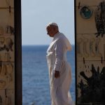 Papez Lev XIV si na ostrove Lampedusa uctil pamiatku obetiam medzi migrantmi