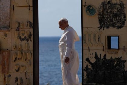 Papez Lev XIV si na ostrove Lampedusa uctil pamiatku obetiam medzi migrantmi
