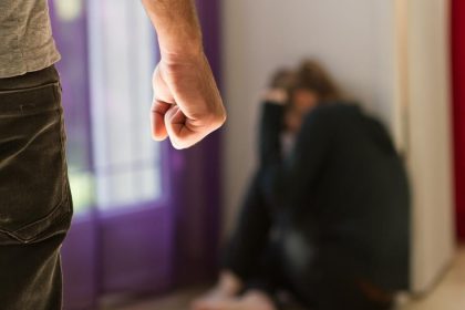 Policajt obvineny z tyrania manzelky celi hrozbe vazenia