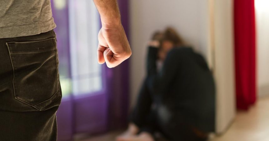 Policajt obvineny z tyrania manzelky celi hrozbe vazenia