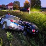 Policia prenasledovala opiteho vodica Nakoniec sa ich autas koncili jedno na druhom v odvodnovacom kanali