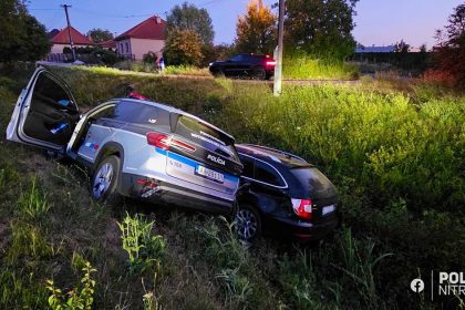 Policia prenasledovala opiteho vodica Nakoniec sa ich autas koncili jedno na druhom v odvodnovacom kanali