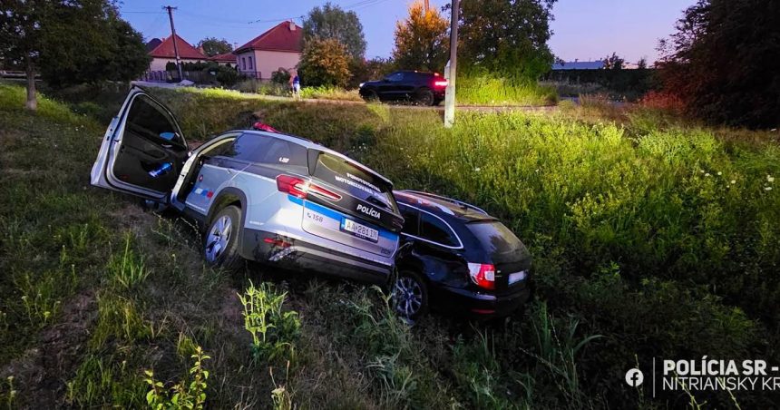 Policia prenasledovala opiteho vodica Nakoniec sa ich autas koncili jedno na druhom v odvodnovacom kanali