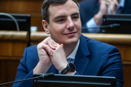 Poslanec David Dej mal nehodu s motorkarom v Bratislave