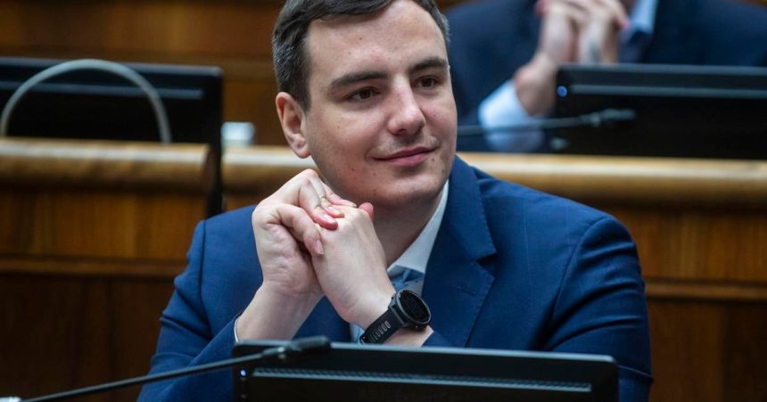 Poslanec David Dej mal nehodu s motorkarom v Bratislave